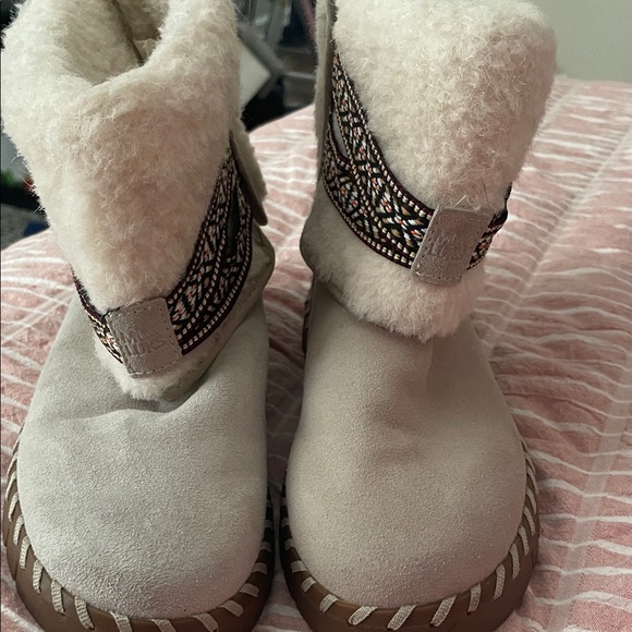 Muk Luks Cream and Brown Moccasins like new worn once - Picture 2 of 6